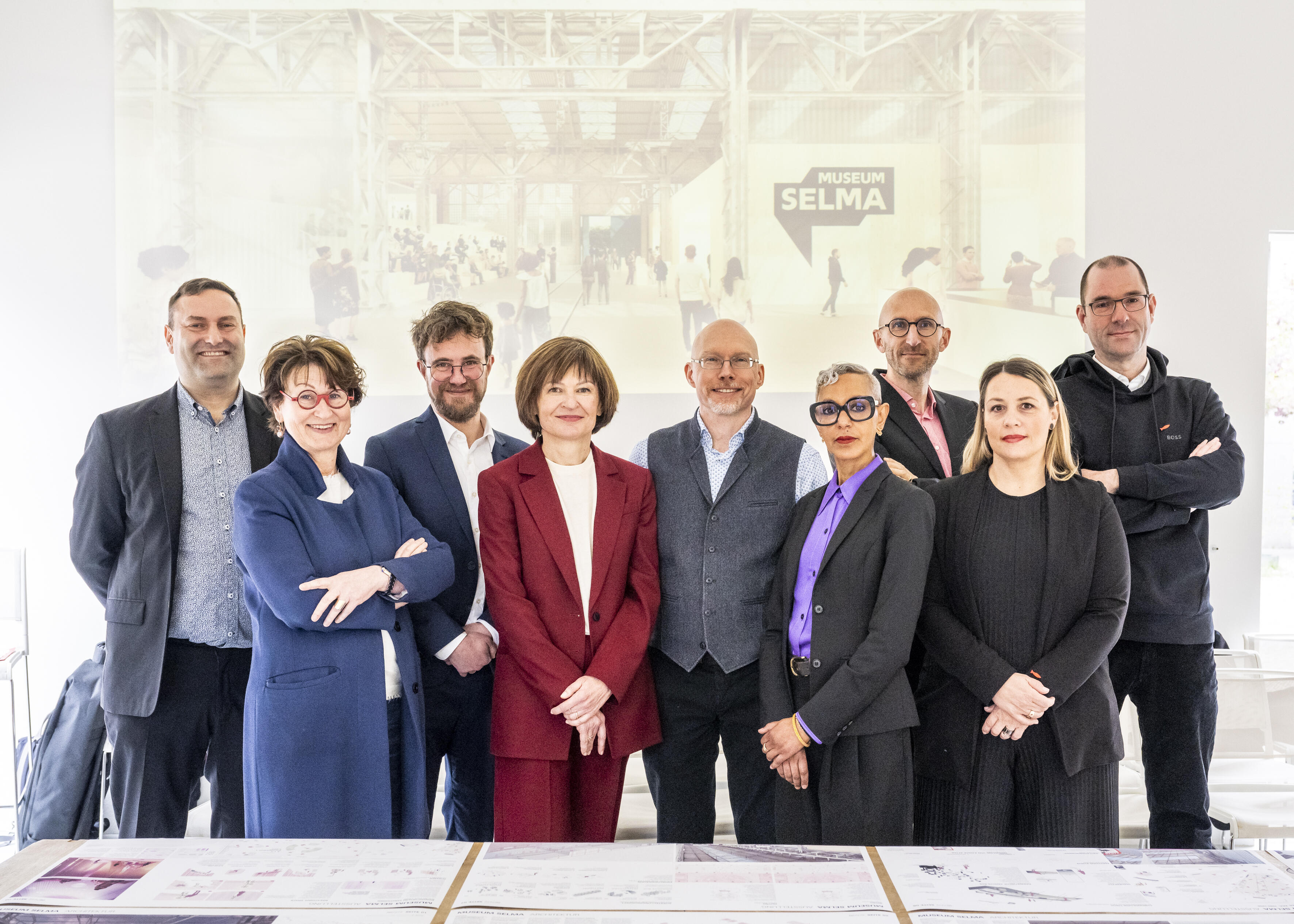 You can see a group picture with nine members of the general planning team from Atelier Brückner and representatives of DOMiD gGmbH.