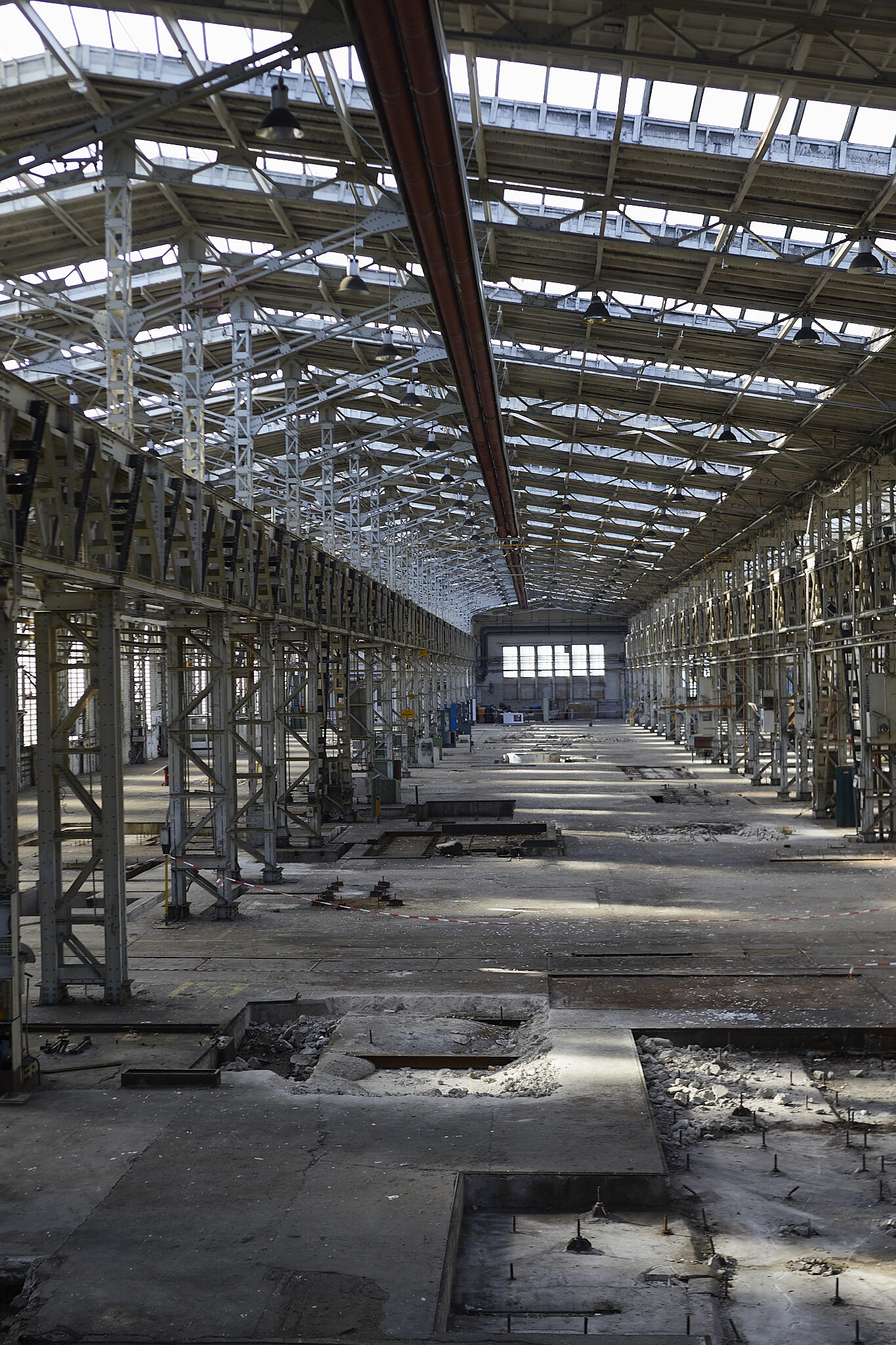 Halle 70 der KHD-Werke in Köln-Kalk. Fotografie des Zustandes im April 2021. Blick durch das Seitenschiff (70a) von Norden nach Süden.