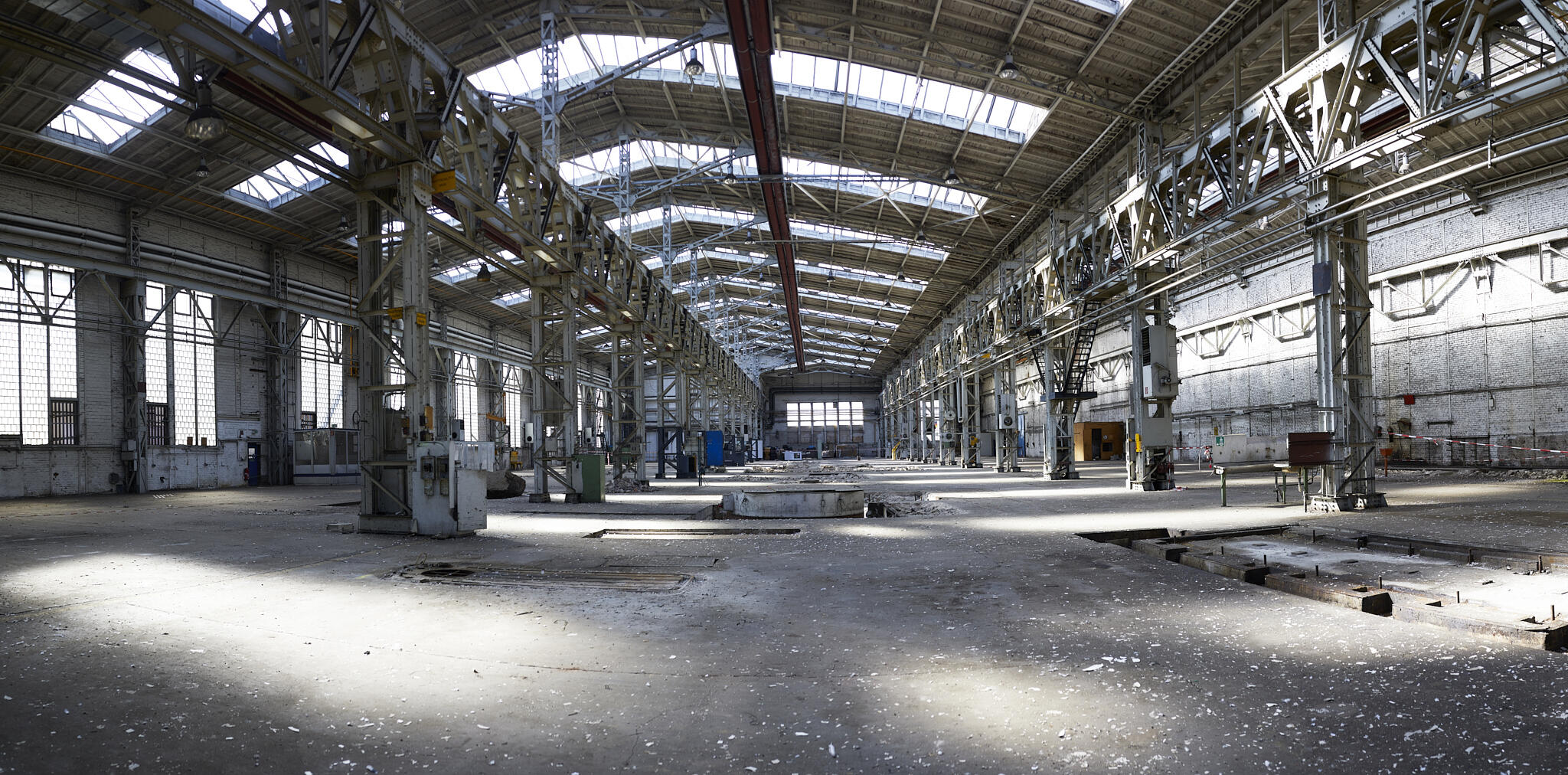 Halle 70 der KHD-Werke in Köln-Kalk. Fotografie des Zustandes im April 2021. Blick durch das Hauptschiff von Norden nach Süden.