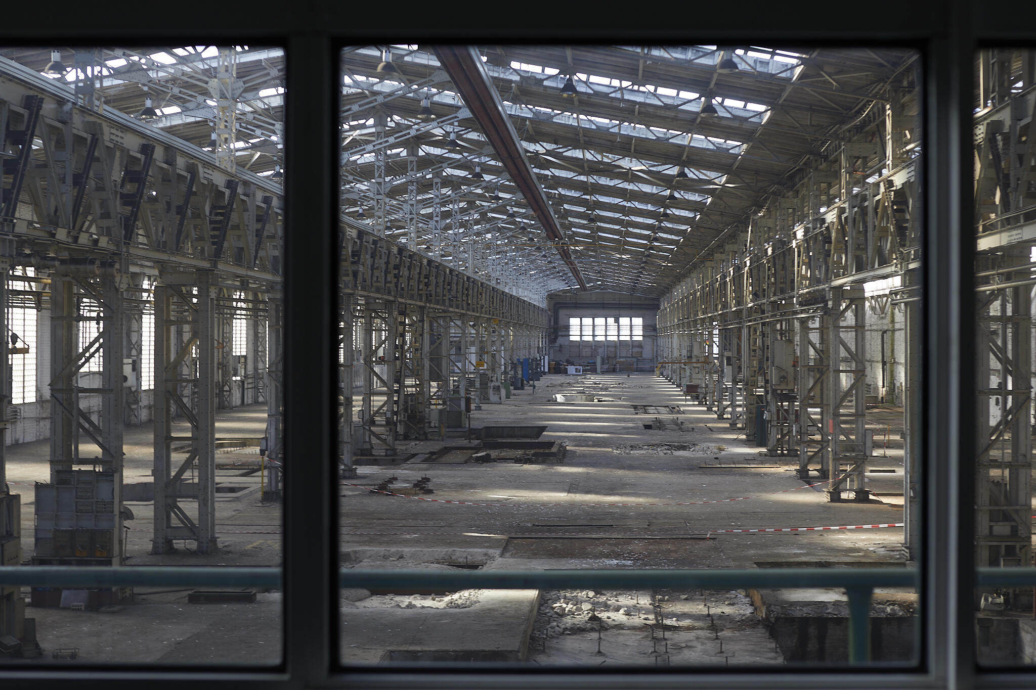 Halle 70 der KHD-Werke in Köln-Kalk. Fotografie des Zustandes im April 2021. Blick durch das Meisterhäuschen von Norden nach Süden.