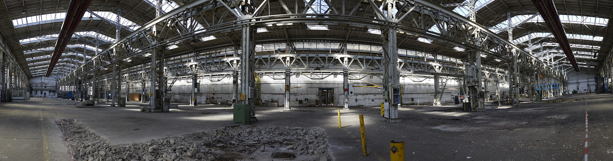 Halle 70 der KHD-Werke in Köln-Kalk. Fotografie des Zustandes im April 2021. 180 Grad Panorama-Aufnahme.