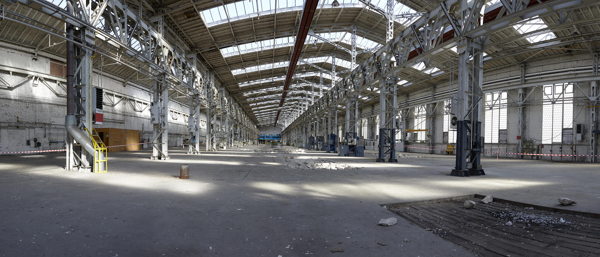 Halle 70 der KHD-Werke in Köln-Kalk. Fotografie des Zustandes im April 2021. Blick durch das Hauptschiff (70b) von Süden nach Norden.