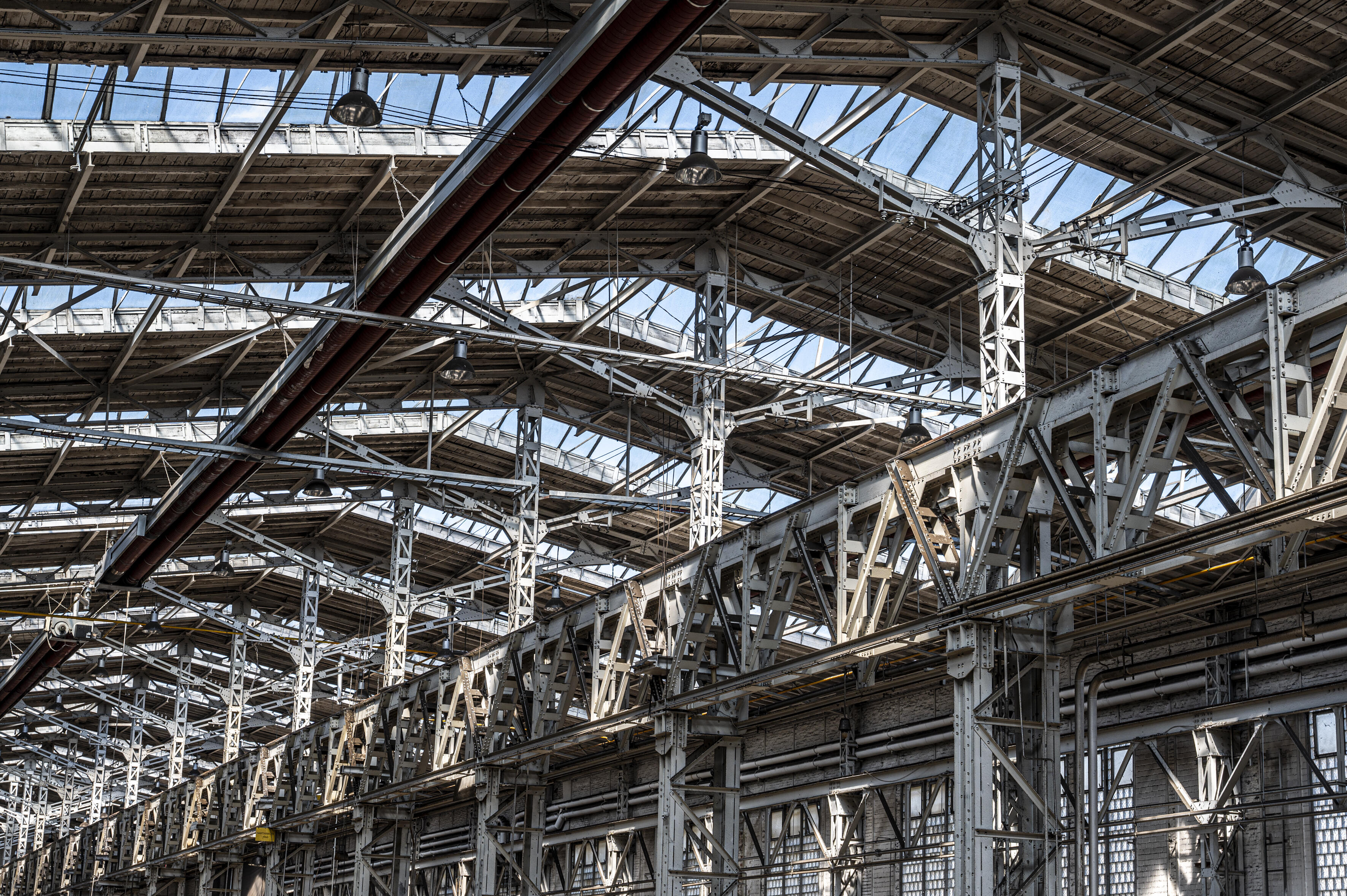 Man sieht eine alte Industriehalle mit Stahlträgern und Streben.
