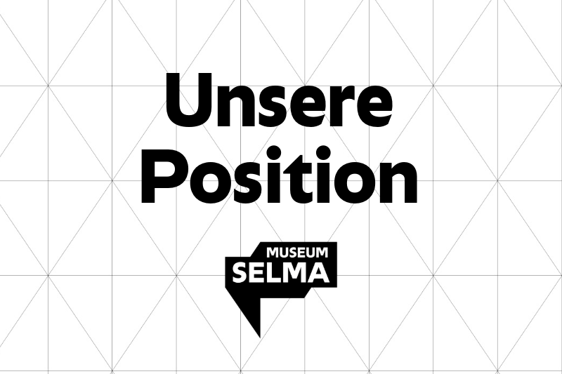 Die Worte Unsere Position und das Museumslogo auf einem Netzmuster