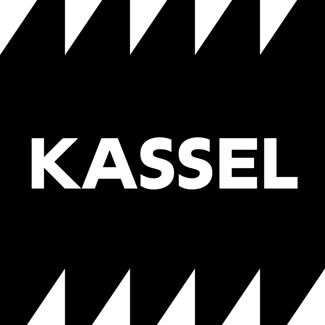 Der Schriftzug Kassel vor schwarz-weißem Hintergrund.