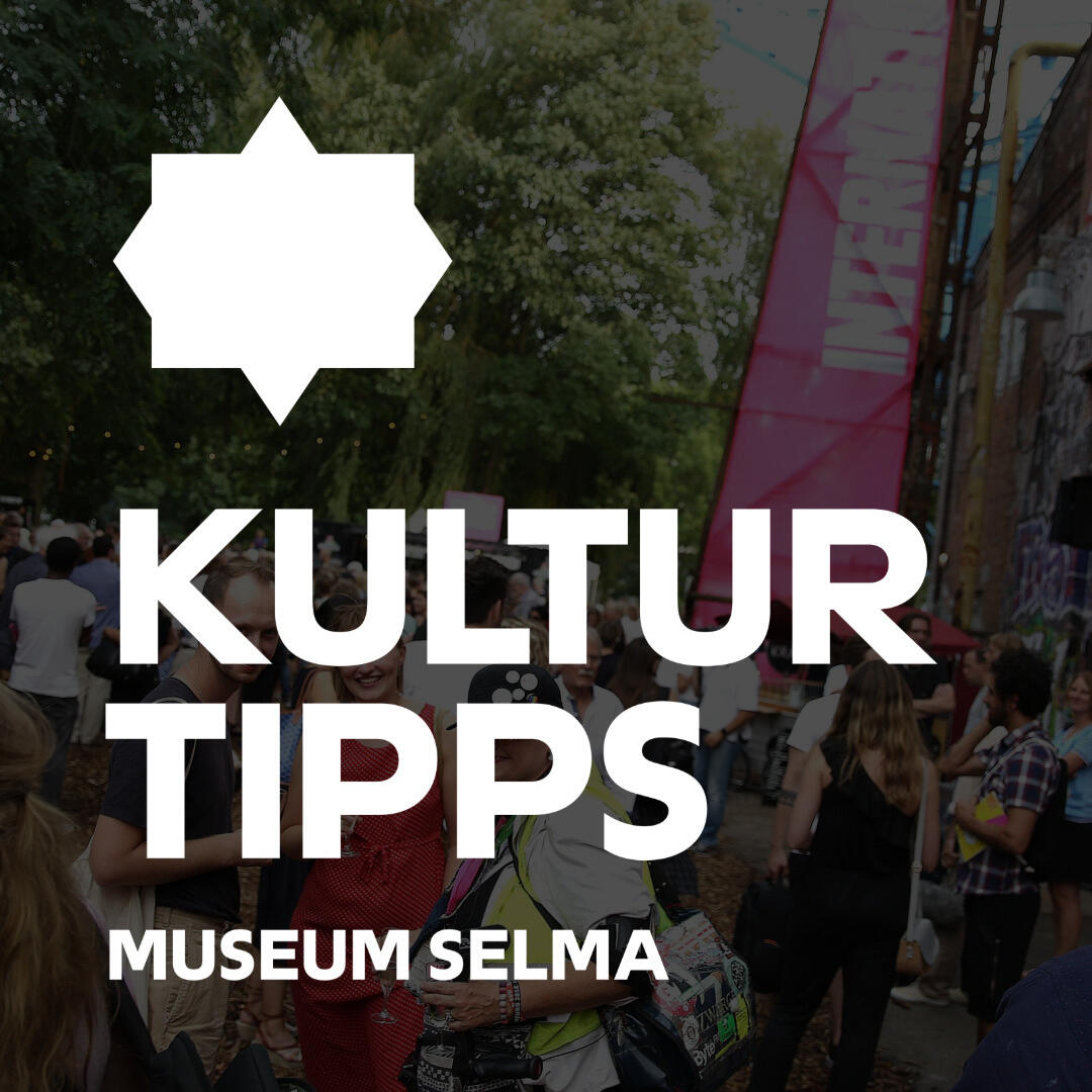 Instagram-Slide zu Kulturtipps, Aufschrift Kulturtipps Museum Selma, Hintergrundfoto einer Veranstaltung.