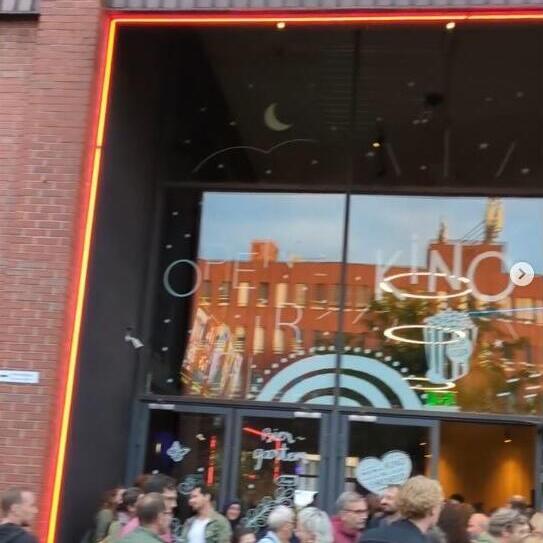 Eine Menschenmenge vor einem Kino