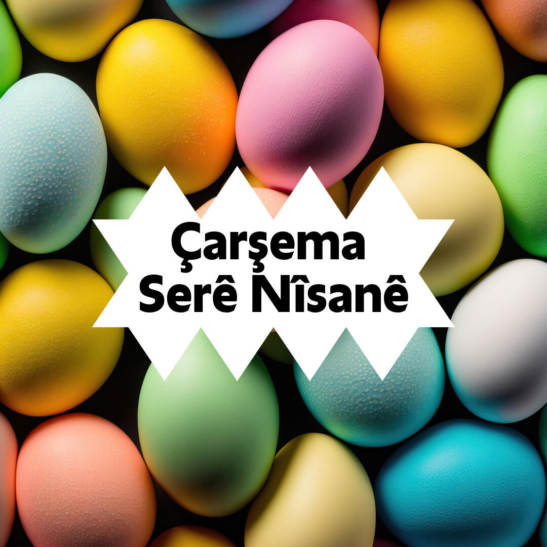 Der Schriftzug "Çarşema Serê Nîsanê" auf dem Hintergrund bunt gefärbter Eier.