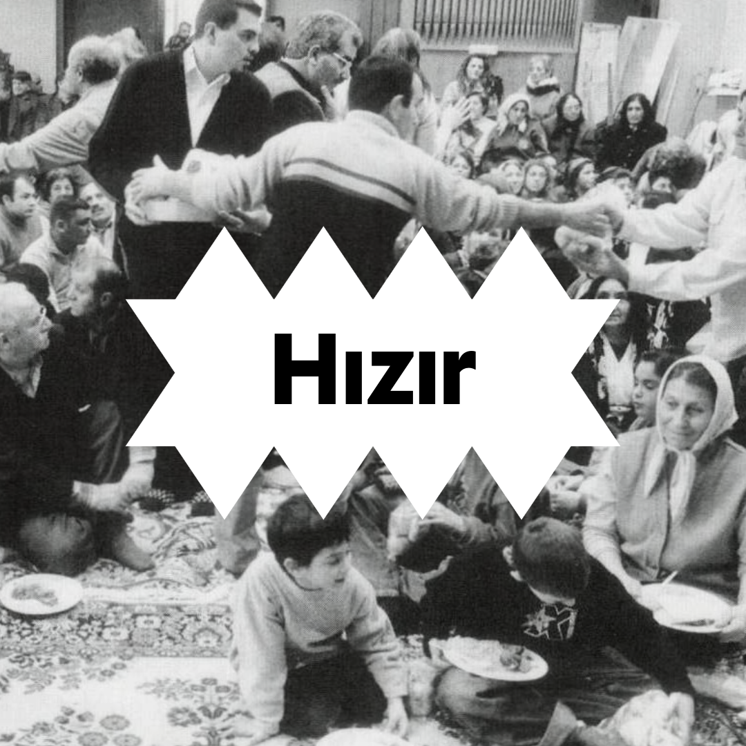 Auf einem schwarz-weißen Foto ist die Essensausgabe beim Fastenbrechen in einem alevitischen Kulturzentrum zu sehen.