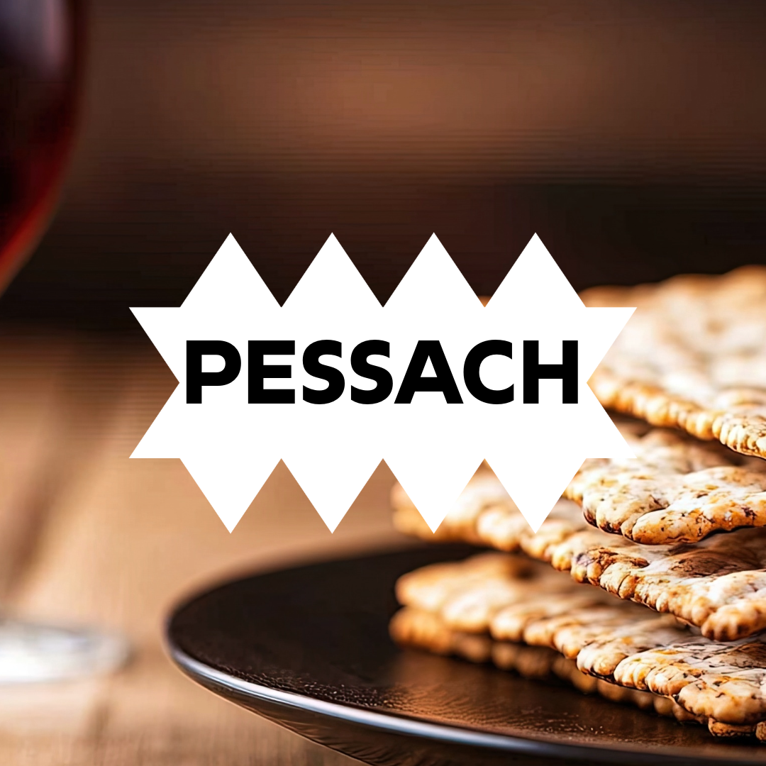 Der Schriftzug "Pessach" auf dem Hintergrund eines ungesäuerten Brotes.