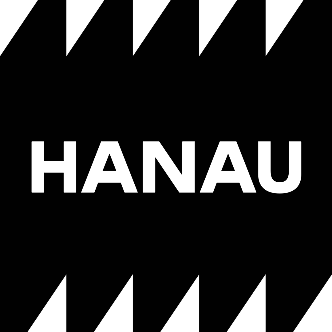 Eine Social-Media-Kachel in schwarz-weiß: Auf einem gezackten Hintergrund steht das Wort Hanau.