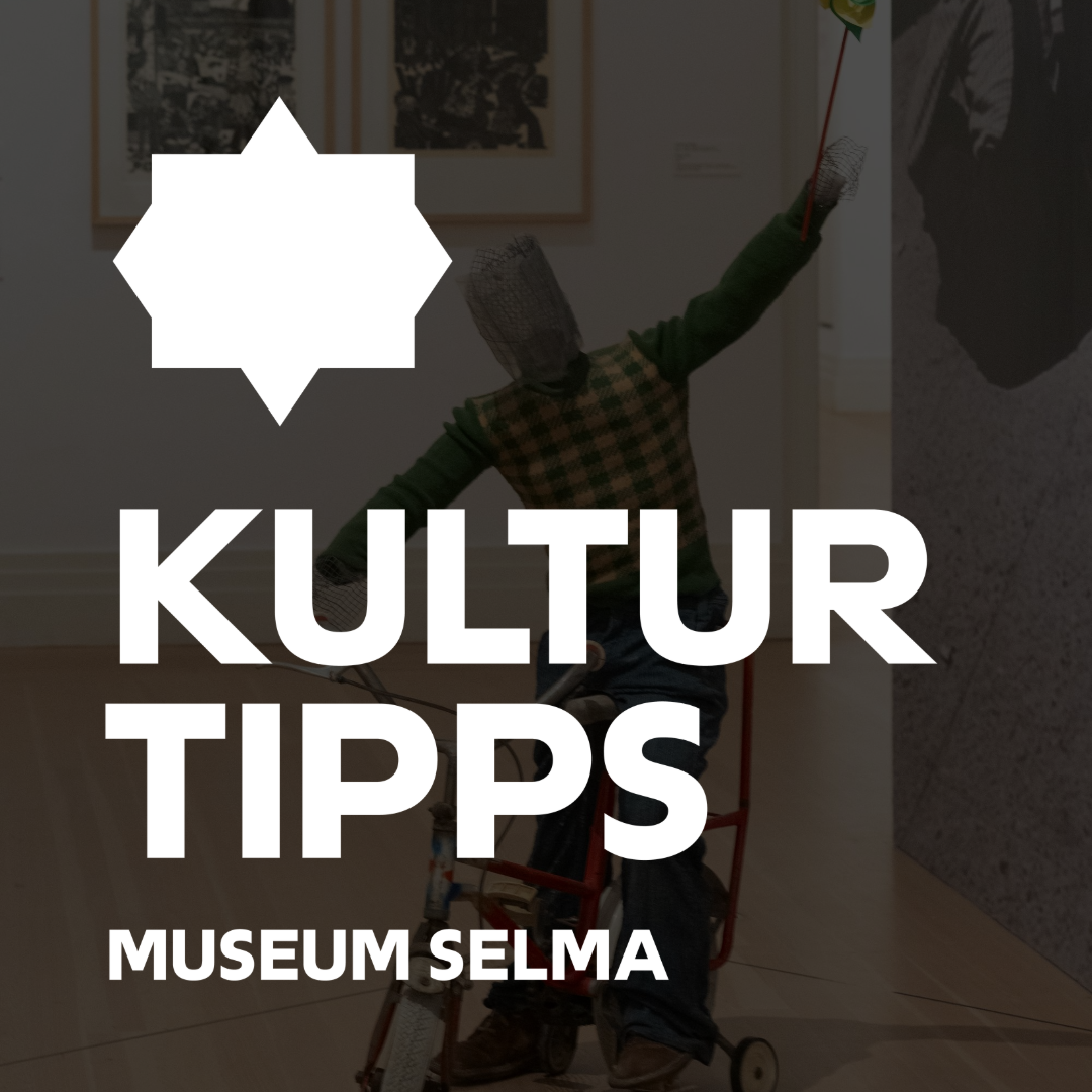 Ein Ausstellungsraum eines Museums im Hintergrund. Schrift ließt: Kultur Tipps Museum Selma