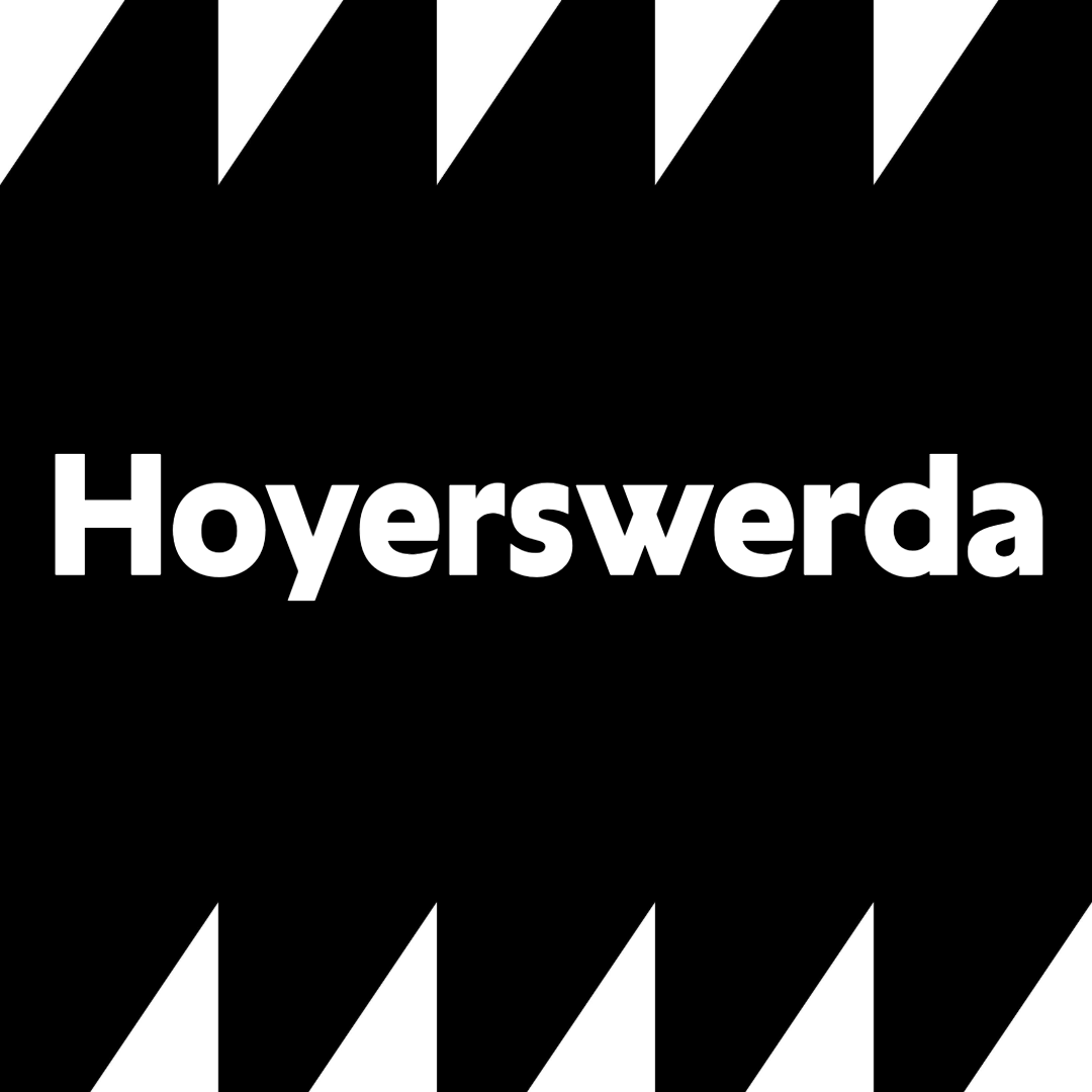 Das Bild zeigt das Wort „Hoyerswerda“ vor einem schwarz-weißen Hintergrund.
