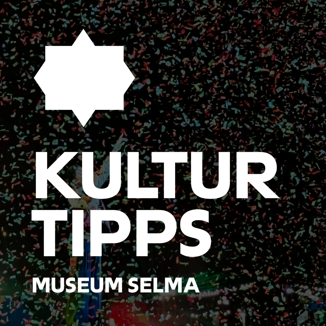 Eine Bühne mit Konfetti-Regen im Hintergrund. Schrift ließt: Kultur Tipps Museum Selma