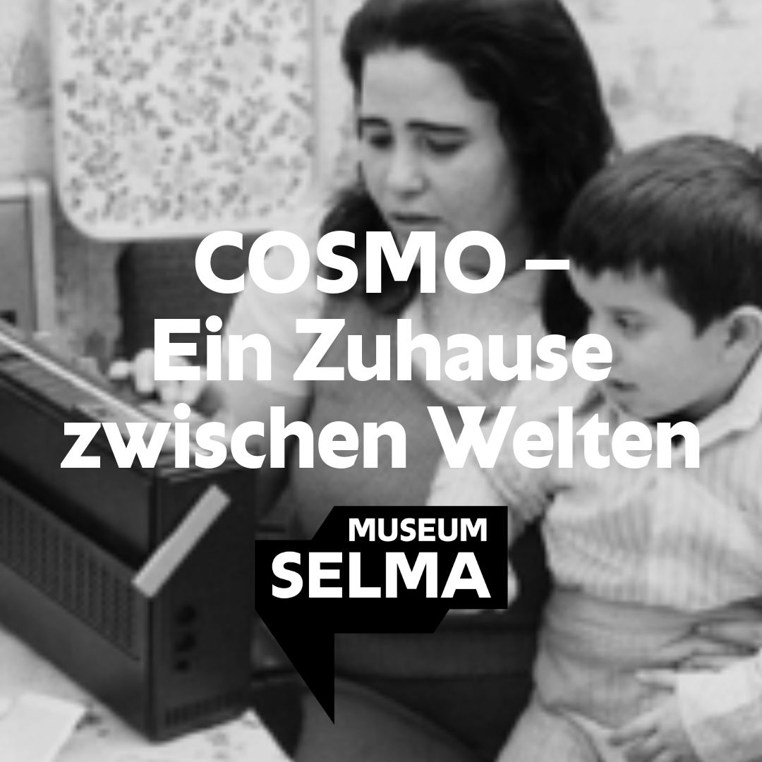 Ein Mutter mit Kind auf ihrem Schoß. Zusammen hören sie Radio. Die Überschrift: COSMO - Ein Zuhause zwischen Welten.