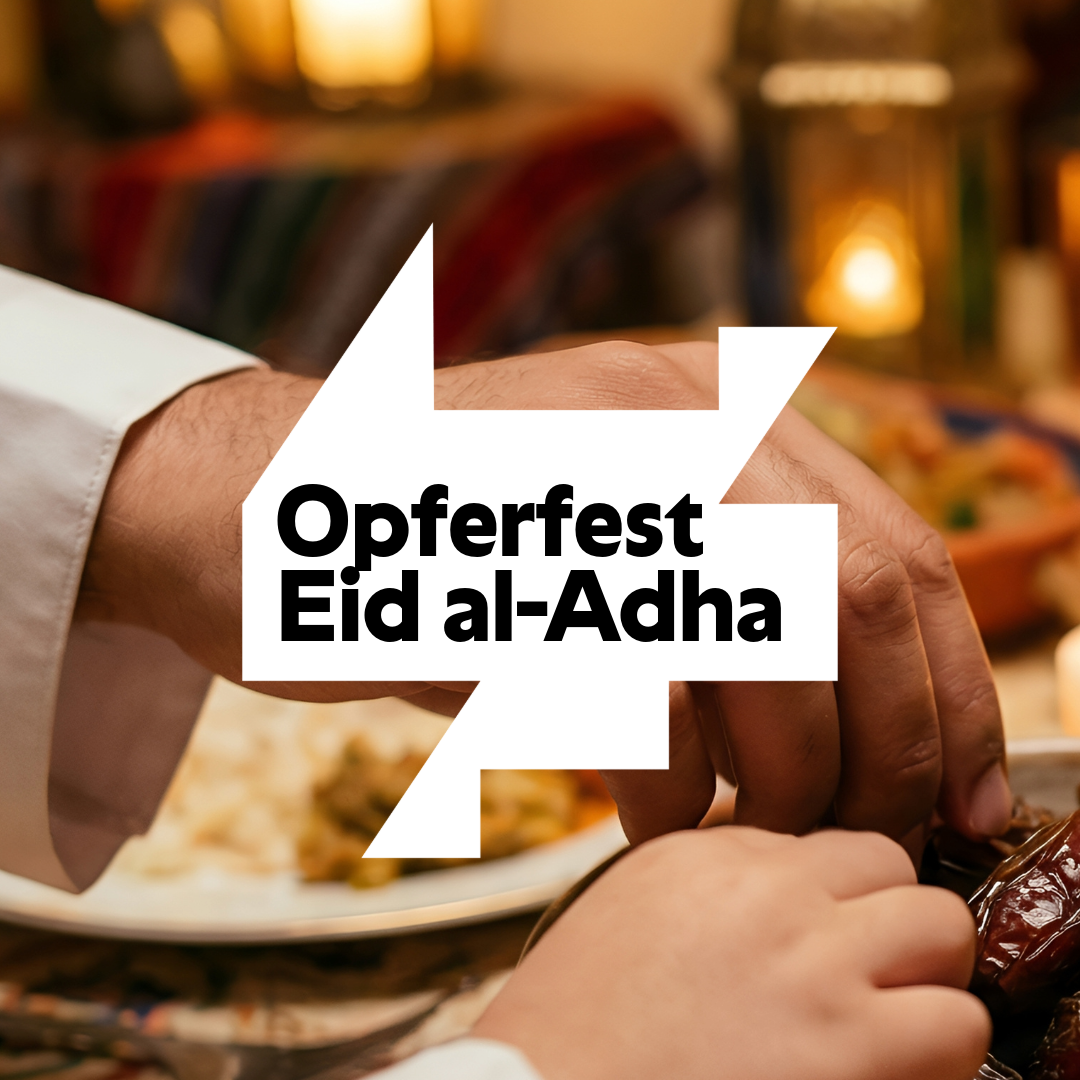 Die Hände eines Mannes und Kindes, die sich etwas von einem Tisch voller Essen nehmnen. Darauf der Name, Opferfest Eid al-Adha.