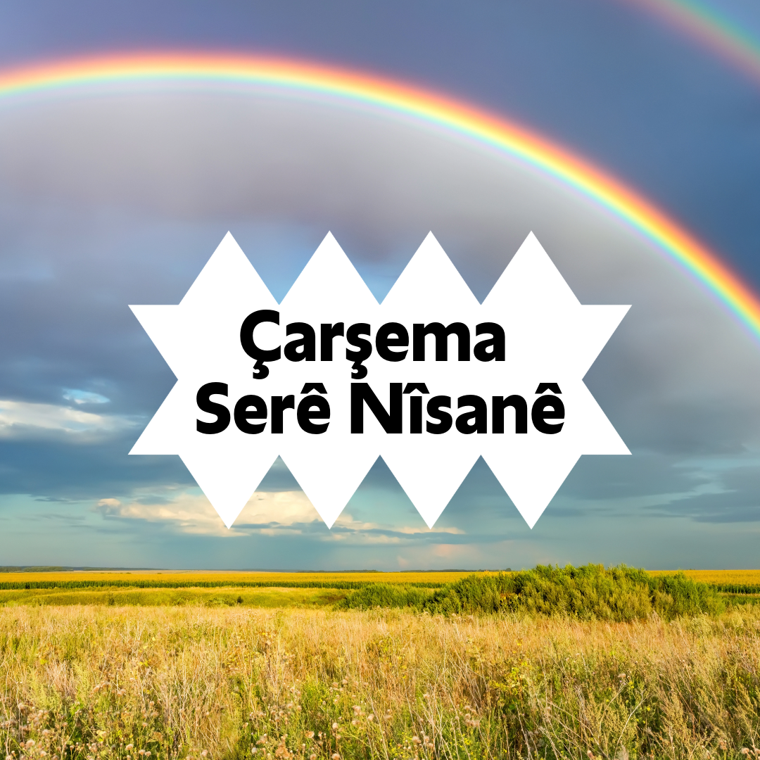 Das Bild zeigt ein Feld, darüber im Himmel ist ein doppelter Regenbogen zu sehen. Auf dem Bild ist eine Form abgebildet, darauf der Name des Feiertags Çarşema Serê Nîsanê.