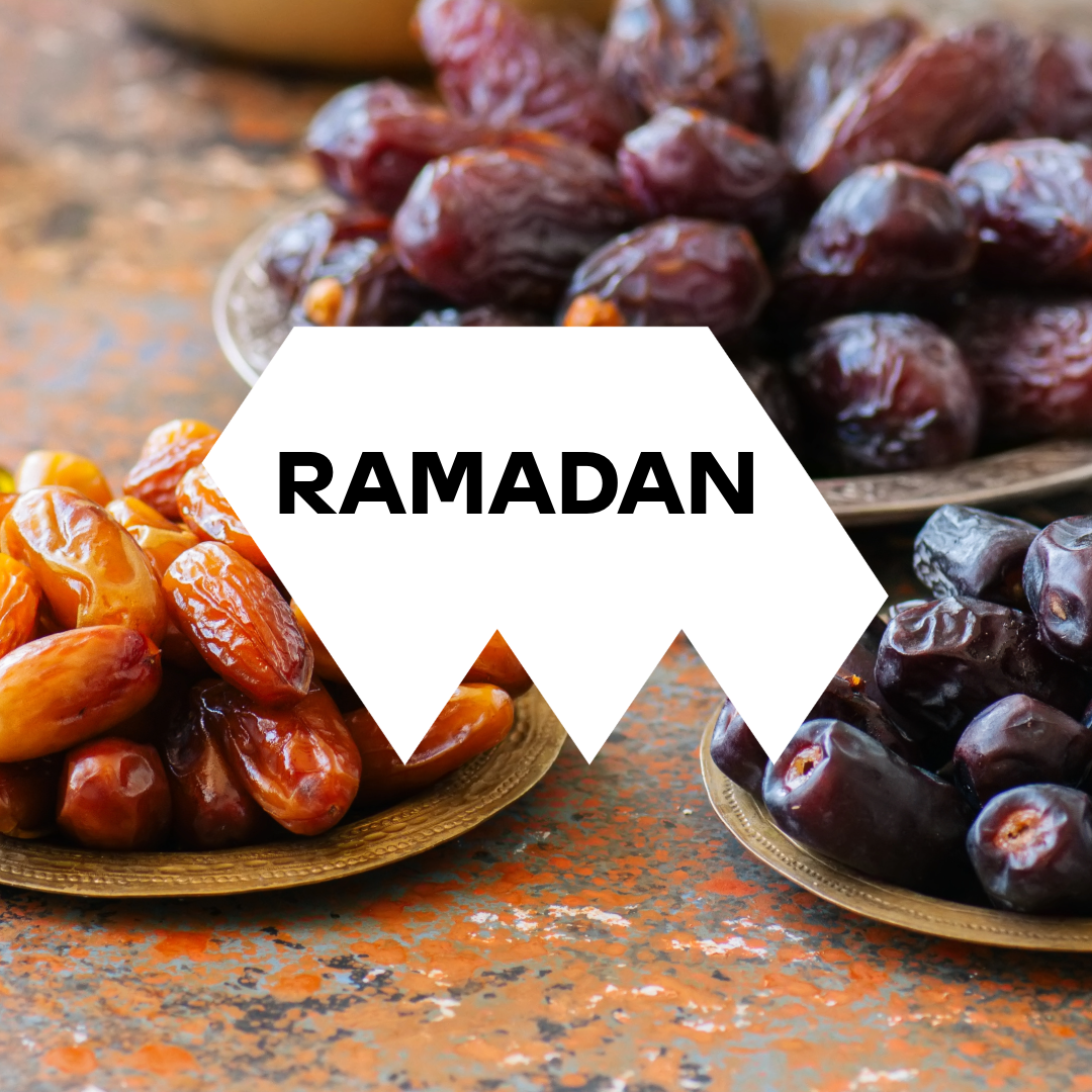 Man sieht drei Schalen mit Datteln in unterschiedlichen Farben. In der Mitte steht in einem Textfeld "Ramadan".