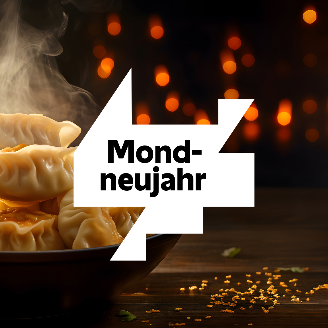 In der Mitte des Bildes steht das Wort Mondneujahr. Im Hintergrund ist ein Teller mit Teigtaschen zu sehen, die in vielen Ländern anlässlich dieses Feiertags gegessen werden.