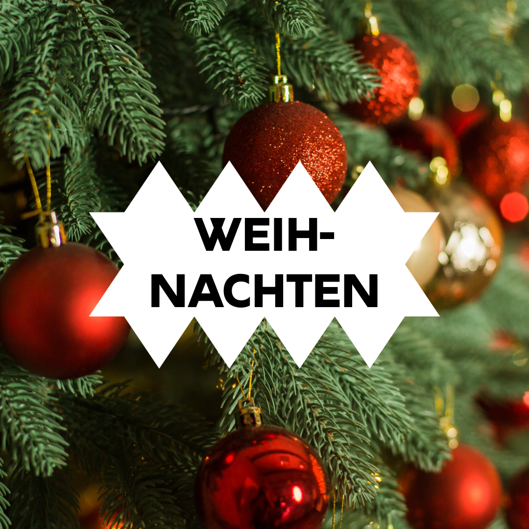 Ein Weihnachtsbaum mit roten und goldenen Kugeln. In einer Kachel steht darauf "Weihnachten".