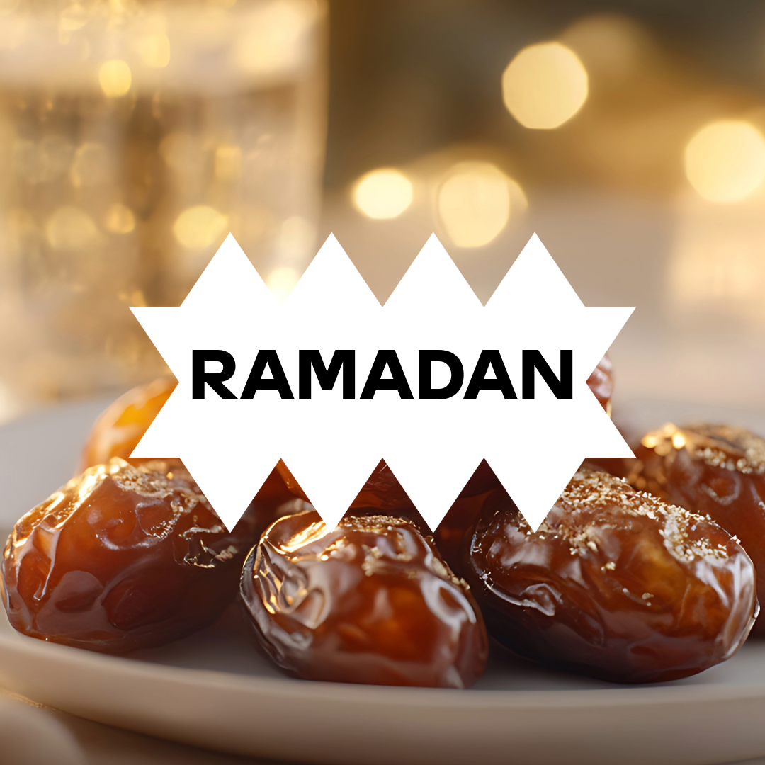 In der Mitte des Bildes steht das Wort Ramadan. Im Hintergrund ist ein Teller mit Datteln zu sehen, die oft zum Fastenbrechen gegessen werden.