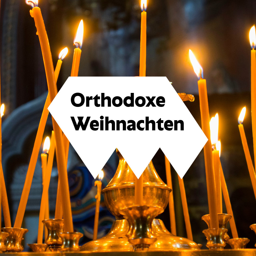 Viele Kerzen brennen vor dem Hintergrund einer Kirche. Darüber steht auf einer Kachel "Orthodoxe Weihnachten".