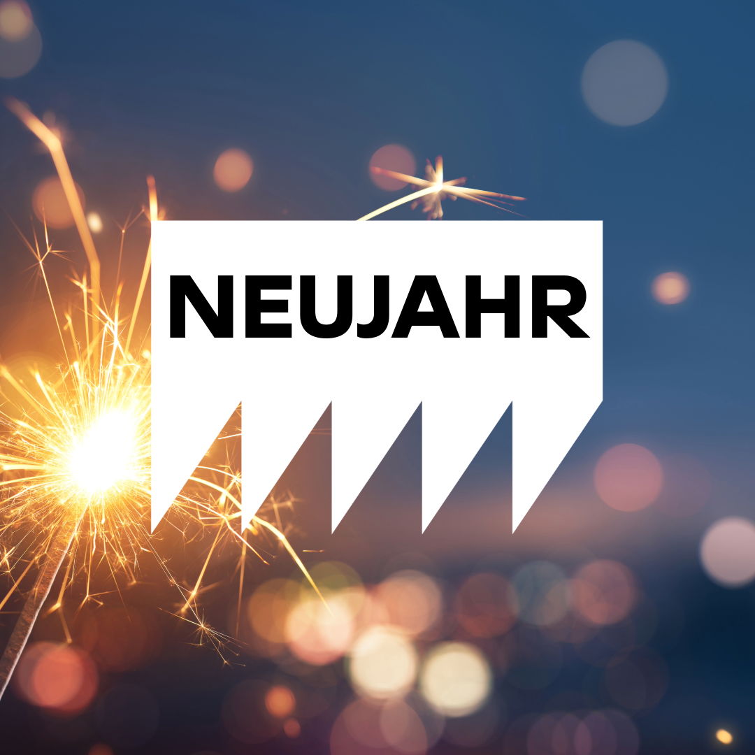 Eine Wunderkerze brennt vor einem Nachthimmel. Darüber steht auf einer Kachel "Neujahr".