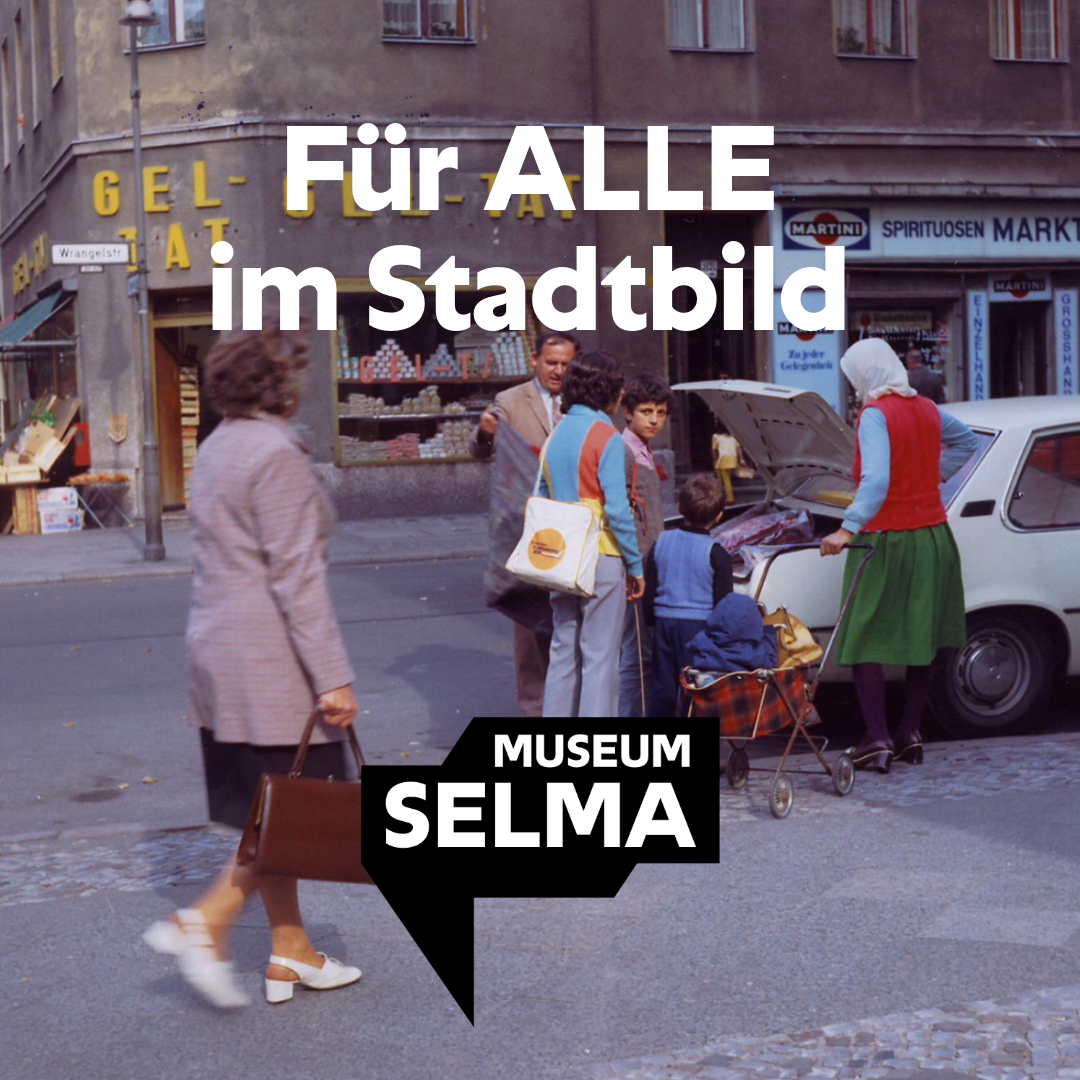 Menschen stehen vor Autos auf der Straße.