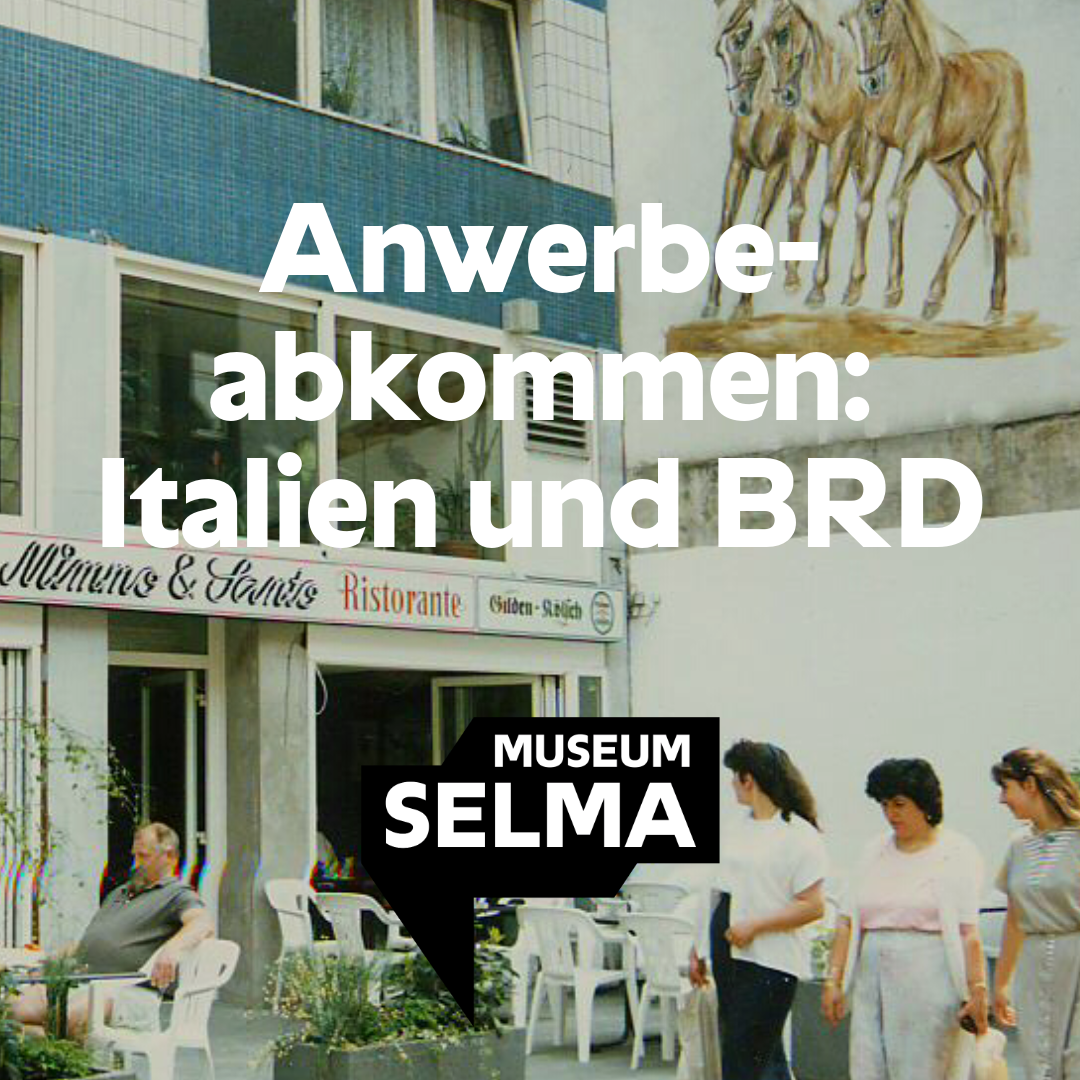 Foto einer Pizzeria in Köln 1989, davor sitzen Gäste und andere Personen spazieren vorbei. Darauf steht: "Anwerbeabkommen: Italien und BRD"