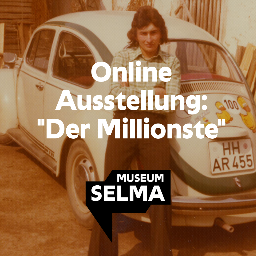 Auf einem Foto sieht man einen Mann der sich an ein Auto lehnt. Das Auto hat ein deutsches Kennzeichen und ist mit Stickern beklebt.
