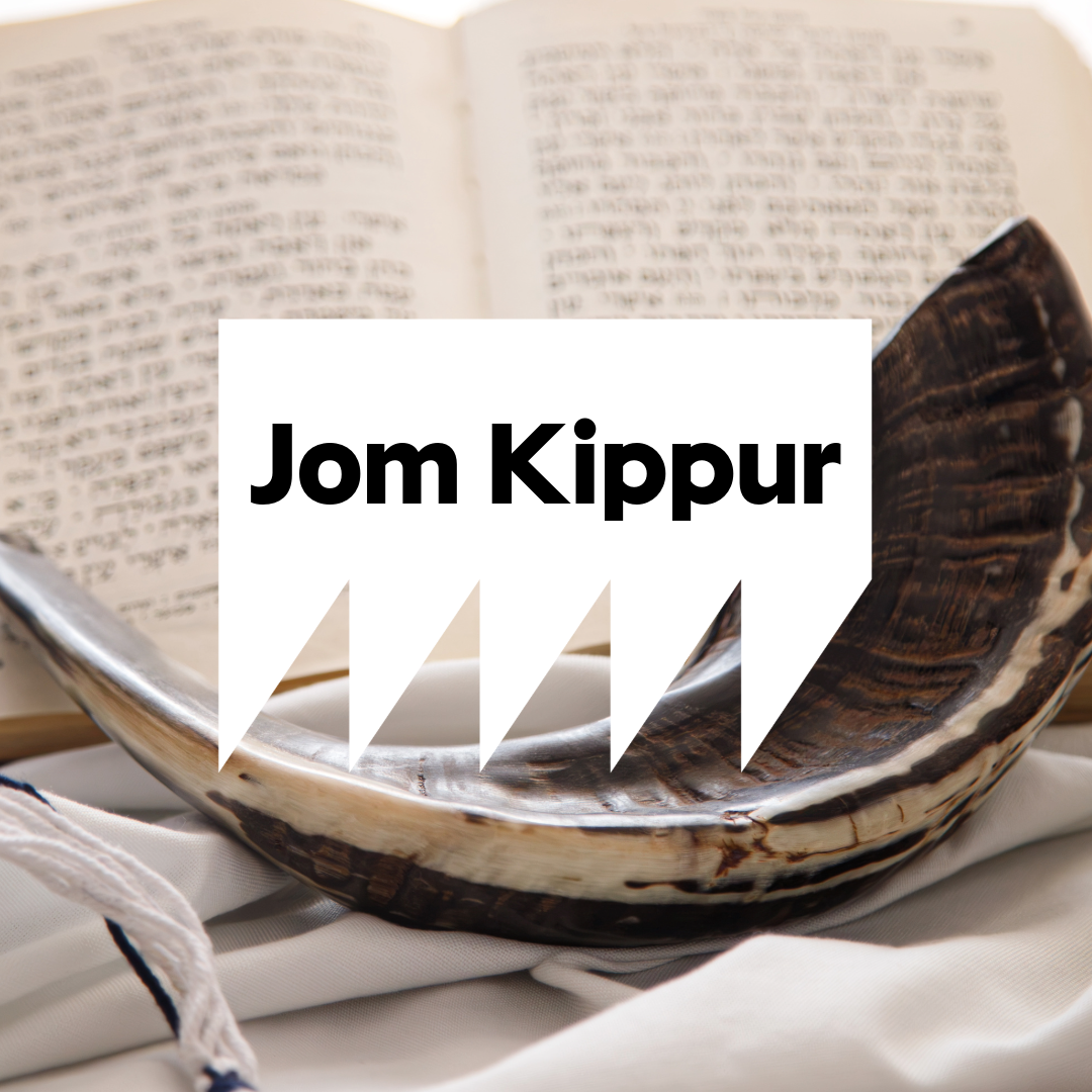 Im Hintergrund ist ein aufgeschlagenes Buch und ein Schofar Horn zu sehen. Mittig im Vordergrund ist ein weißes Textfeld mit der Aufschrift "Jom Kippur".