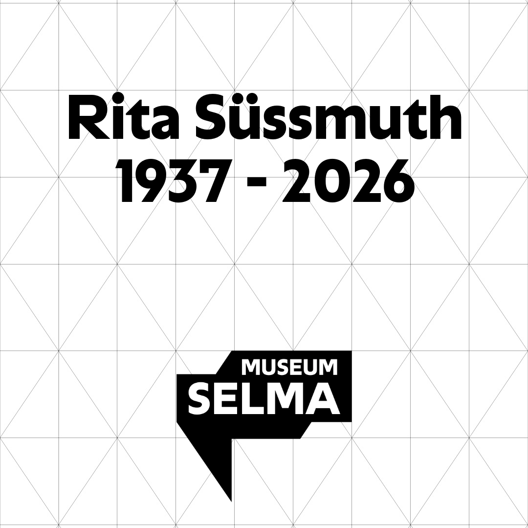 Der Name Rita Süssmuth steht auf schwarz-weißem Hintergrund, darunter stehen ihr Geburtsjahr 1937 und das Jahr ihres Todes 2026. Darunter ist das von Logo Museum Selma zu sehen.