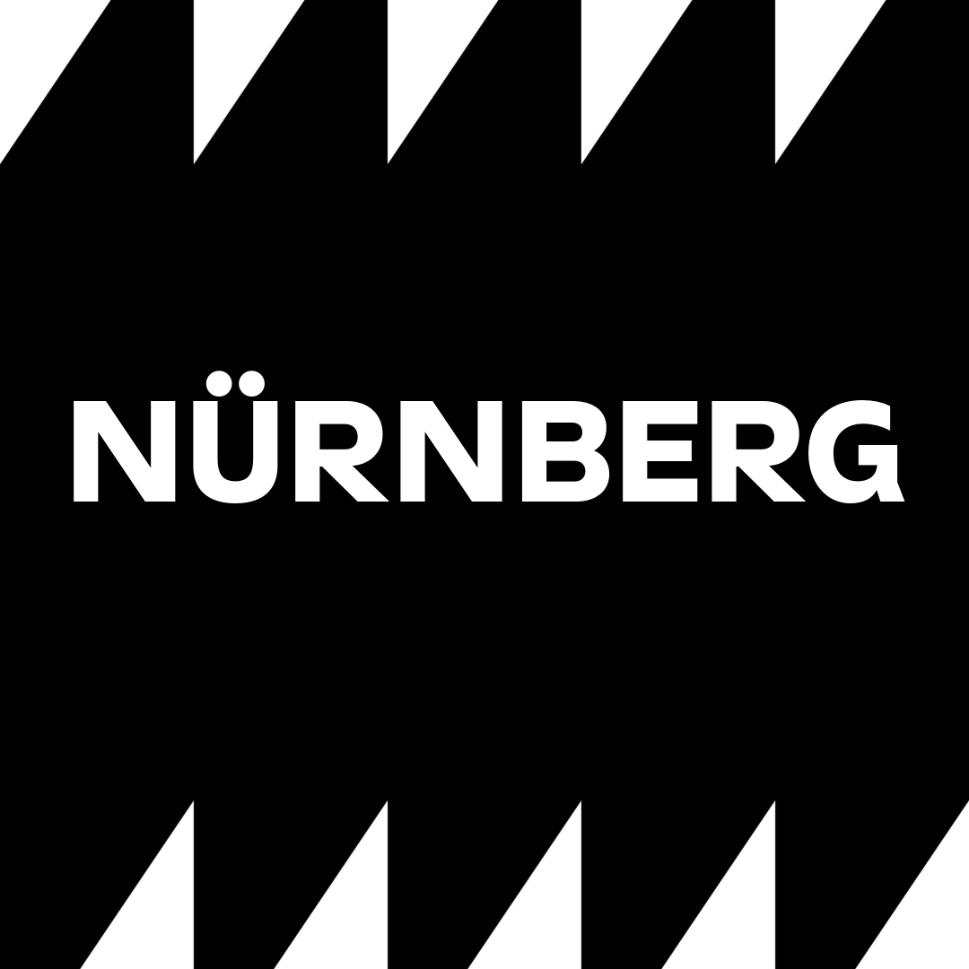 Der Schriftzug Nürnberg vor schwarz-weißem Hintergrund.