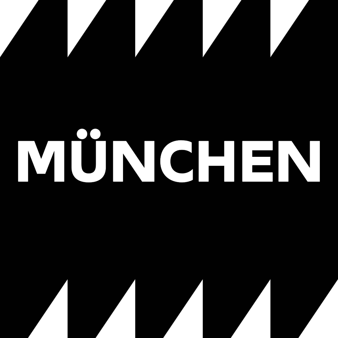 Das Bild zeigt das Wort „MÜNCHEN“ in Großbuchstaben vor einem schwarz-weißen Hintergrund.