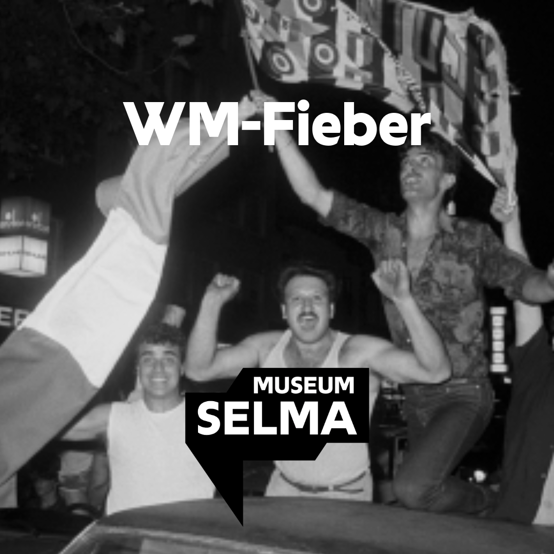 Eine gruppe von gut gelaunten Italienischen Fans in- und auf einem Auto. Sie wehen die Italienische Nationalflagge. Die Überschrift lautet: WM-Fieber.