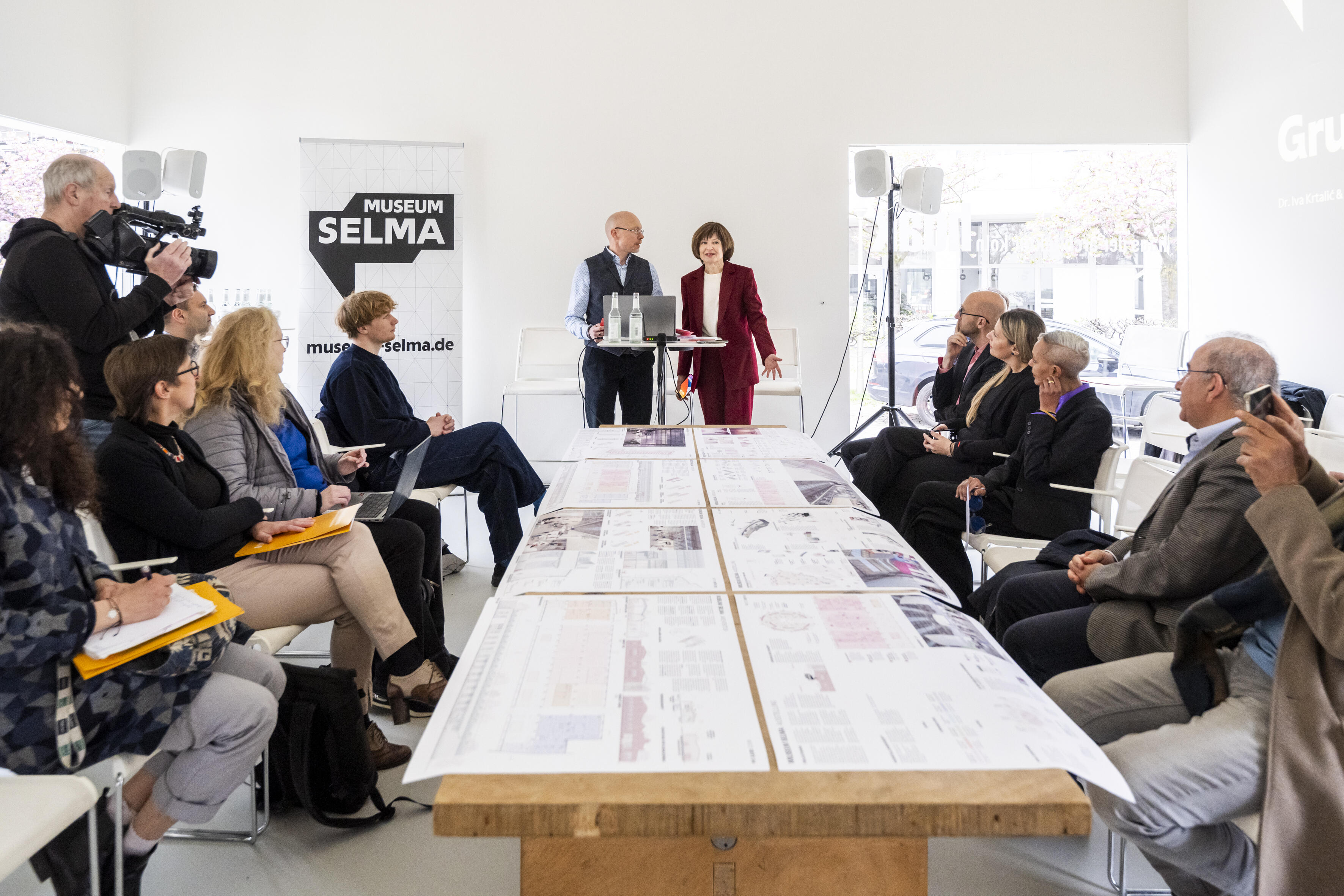 Pressekonferenz zur Bekanntgabe des Generalplanungsteams für das Museum Selma. Der Siegerentwurf von Atelier Brückner wird präsentiert. Im Bild: Dr. Iva Krtalić und Jens Grimmelijkhuizen aus dem Gesellschafterkreis bei der Begrüßung der anwesenden Medien. Foto: Dörthe Boxberg