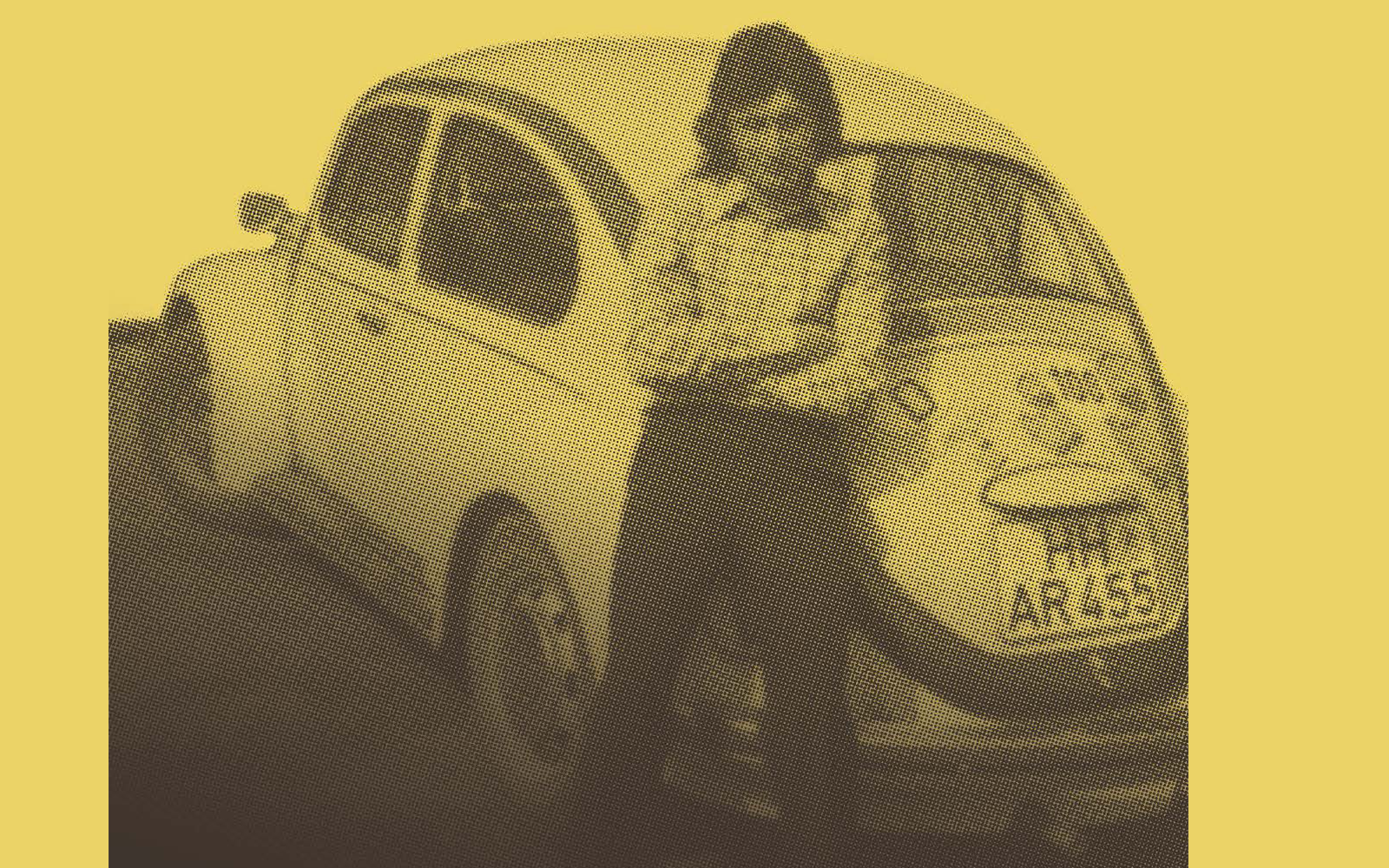 Auf dem Bild sieht man einen Mann vor einem Auto stehen. Das Auto hat ein deutsches Kennzeichen und ist mit Stickern beklebt.
