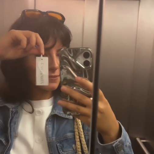 Die Autorin Seyda Kurt wie sie ein Selfie in einem Aufzug macht.