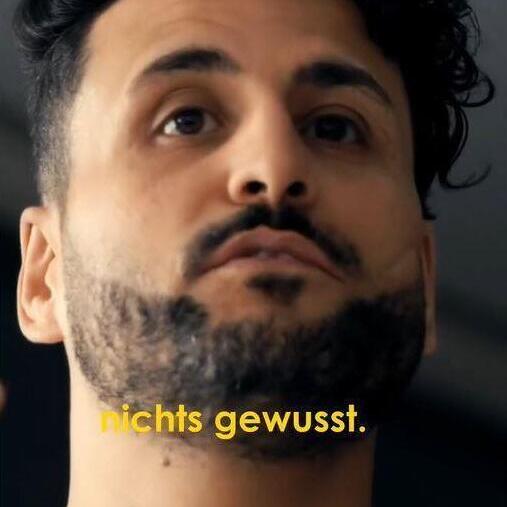 Man sieht einen Mann und im Vordergrund steht in gelber Schrift "nichts gewusst".
