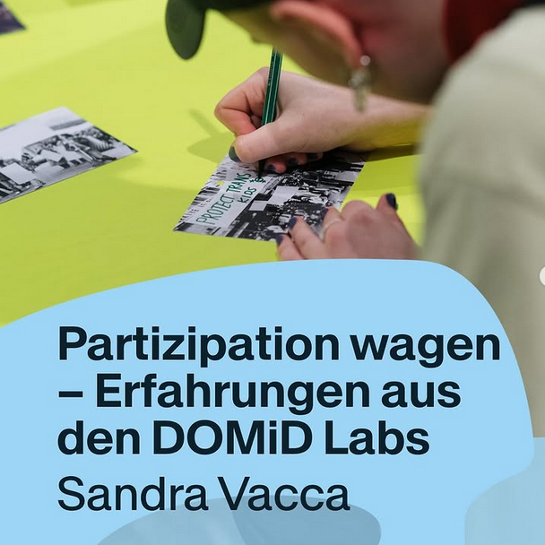 Eine Person schreibt auf eine Postkarte