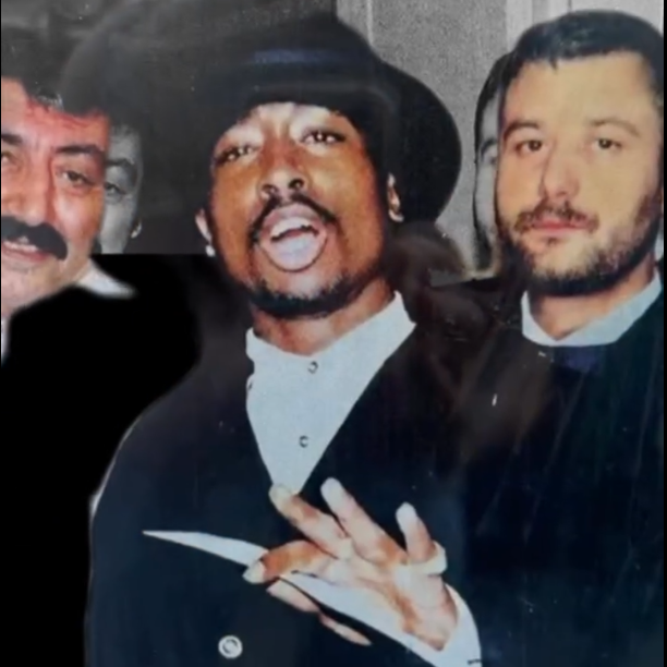 Drei Menschen abgebildet vor einem schwarz weißen Hintergrund. In der Mitte der drei ist Tupac.